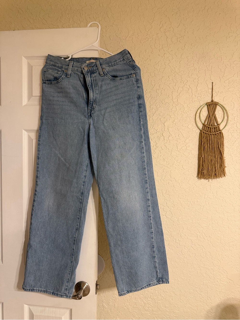 Levi’s Classic Light Blue Wide-Leg Women’s Jeans. Size 27